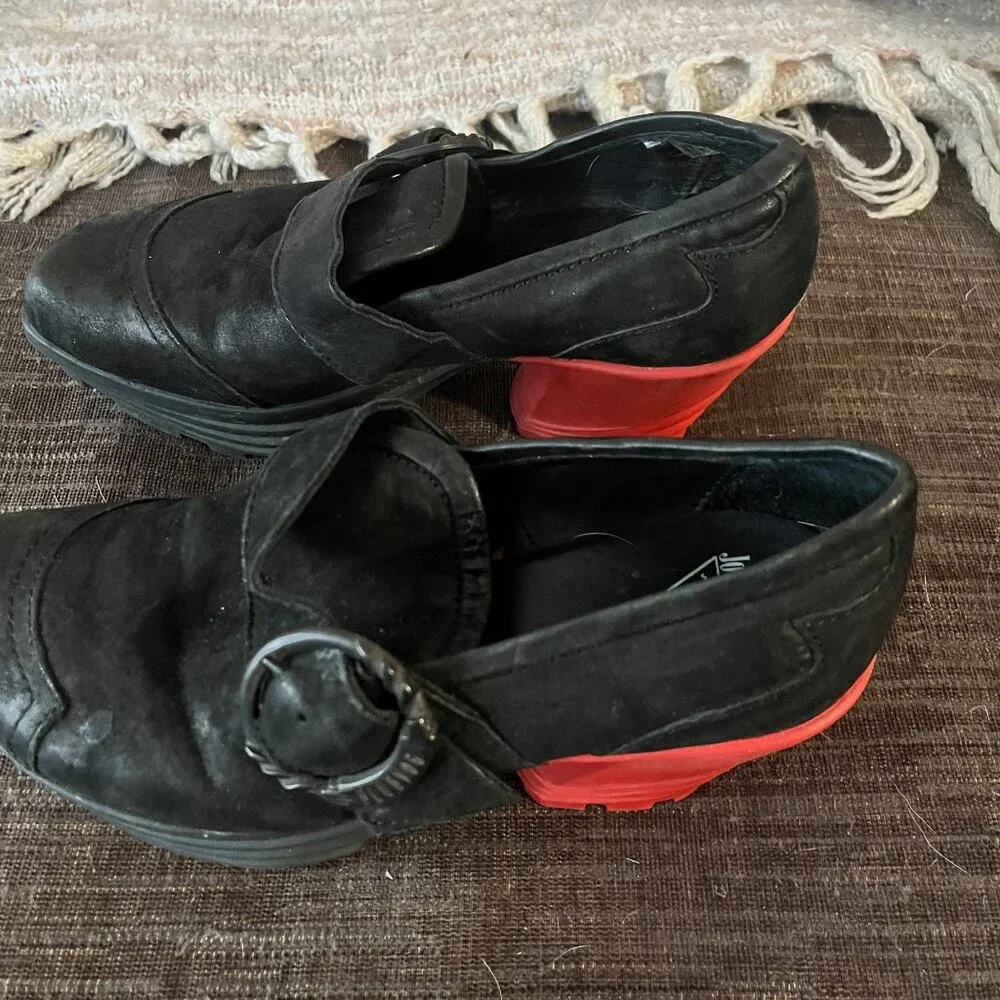 JOHN FLUEVOG Mellow Jammin’ Contrast Platform Shoe in Black with Red Sole Size 6